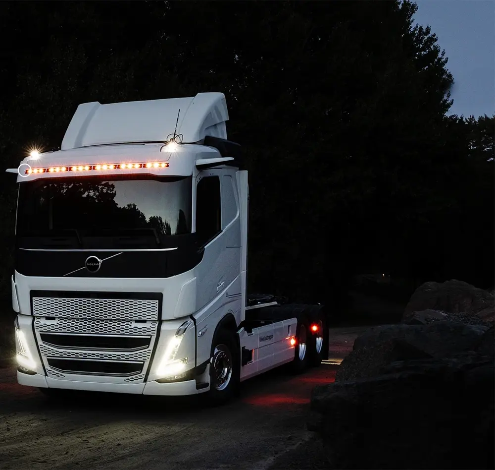 Viklight dynamic auxiliary lights in a Volvo FH sun visor